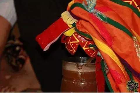 TAKERWAYTUn jus connu chez les Mozabites surtout pour ses effets thérapeutiques. Takerwayt veut dire calebasse en berbère car ce jus est conservé dans une calebasse séchée et décorée. Préparé pour le mari le jour de son mariage juste avant la nuit nuptiale.