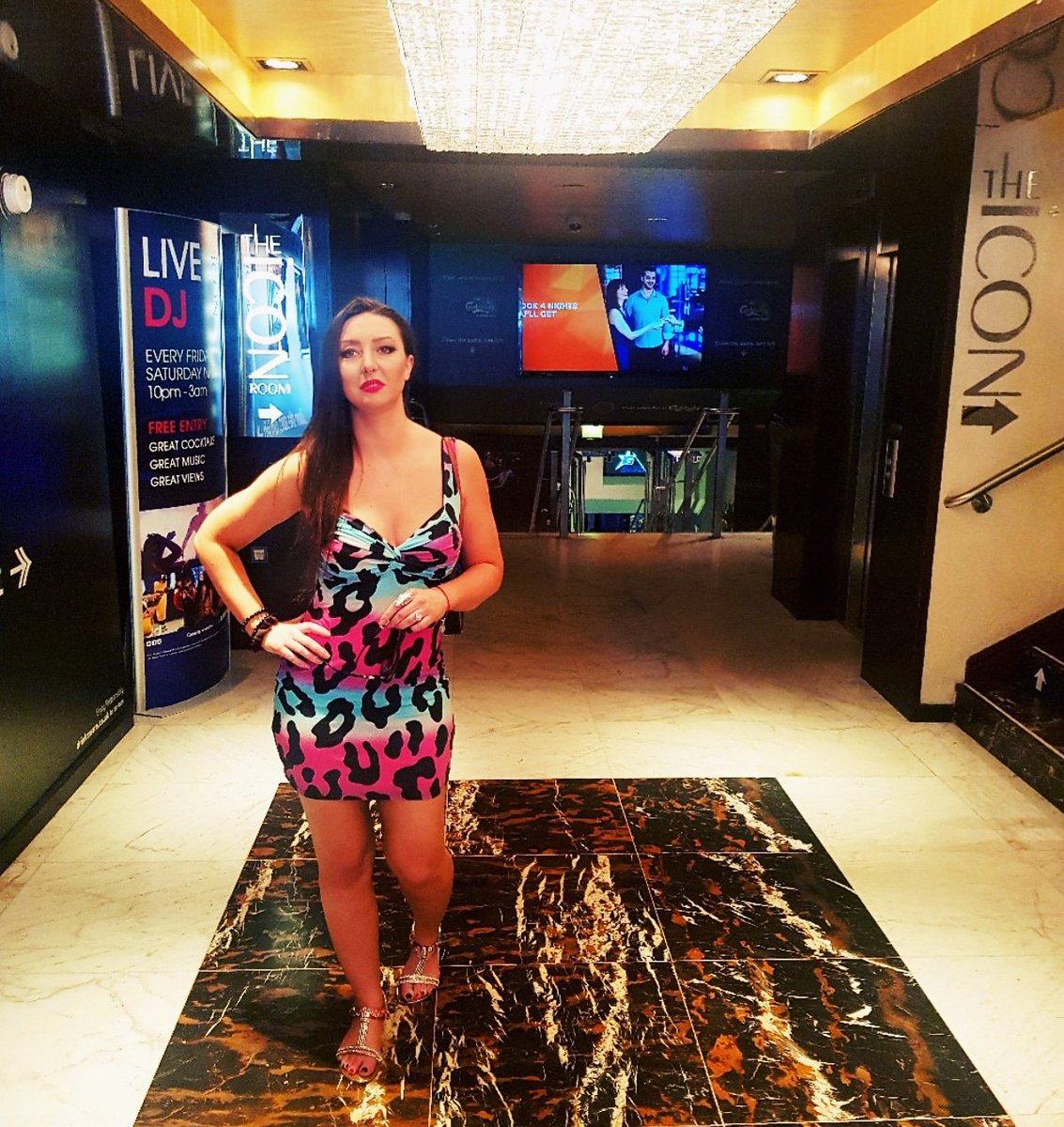 Out and about the whole day!😎💃🏻 Been really nasty with pics but think this one on the go act works best  'when you are told you have 2 more hours before football begins'  #producer #womeninfilm #yuliaromanova_uk #leopardprint  #womenonfilm #actorslife #indiefilm #ladyinred