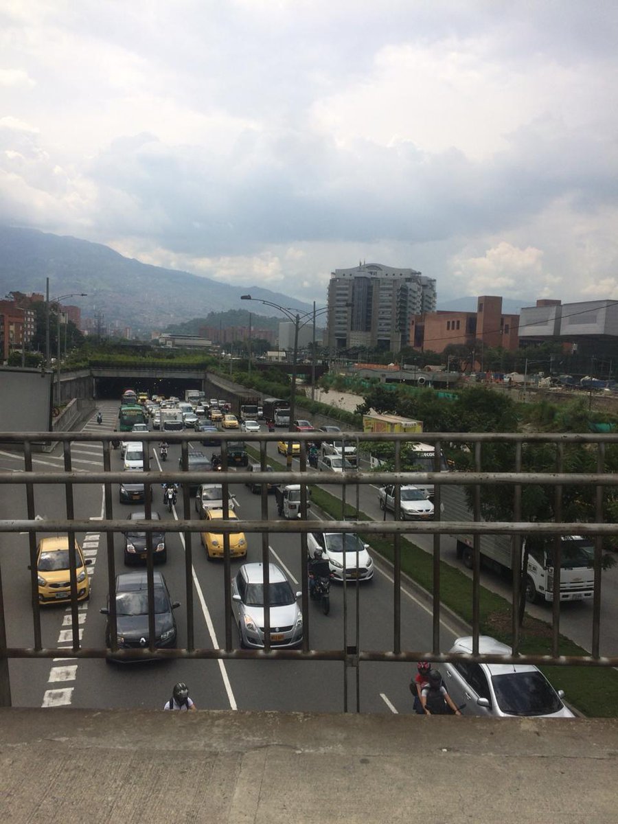 jd_ibata's tweet photo. Decía en su momento como alcalde de Medellín @anibalgaviria que #ParquesDelRio descongestionaría parte del caos víal de la ciudad pero casi 4 años después su queridisimo proyecto está casi colapsado...

Más vías solo implica más congestión... https://t.co/miICIiEZvZ