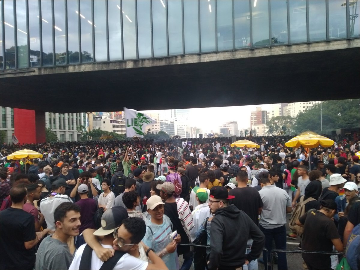 marciomoretto's tweet photo. A #MarchaDaMaconha ocorre todo ano. Tem sempre atraído dezenas de milhares de pessoas pra rua e é o evento anual que mobiliza para a Paulista mais gente das periferias. https://t.co/ZNAfibbS7M