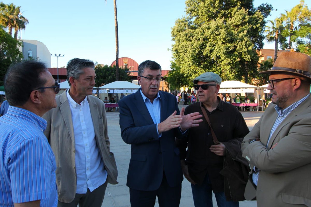 El President <a href="/enricmorera/">Enric Morera</a> participa en la Fira del Llibre de la Pobla de Vallbona, organitzada pel <a href="/ajtlapobla/">Ajuntament La Pobla</a>, acompanyat per autors de llibres exposats i l’alcalde en funcions <a href="/JosepVicentGT/">Josep Vicent Garcia</a>