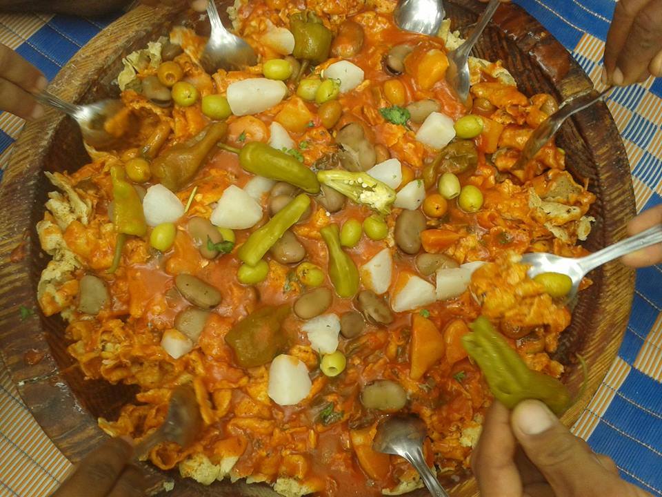 EL HASSWAOriginaire de Biskra ,il est fait à base de feuilles de Trid /rougag arrosées d'une sauce onctueuse parfumée à l'ail et ras el hanout décoré d'olives, piment vert et arrosé de jus de citron . La sauce est onctueuse grâce à l'ajout d'un mélange de farine et semoule.