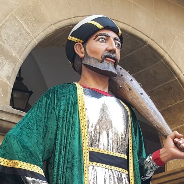 pix0rize's tweet photo. A #agramunt tot i ser republicans... tenim nou rei! Benvingut a la família Rei Tremisen #agramunt #tradicio #revistasio #tradicions #gegants https://t.co/eDCArLMS4F https://t.co/xEU2EMoR2r