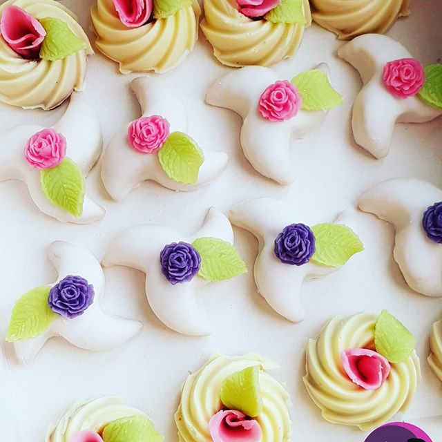 AARAYECHSignifie Hirondelle ce gâteau en forme d'étoile de mer ou constitué d'une pâte farcie au amandes et recouverte d'une fine couche de glaçage "telya" au blanc d’œuf ,sucre glace et jus de citron.