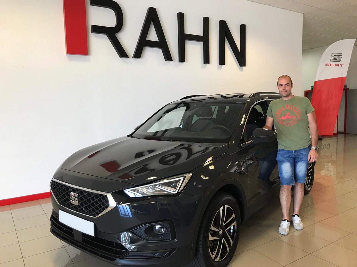 SEAT_Tenerife's tweet photo. Una entrega muy especial.🚘
En #RAHNauto estamos muy felices de hacer la entrega de este increíble #SEATtarraco que tiene como destino la isla de la Gomera. 🙌🏼🚙
¡Gracias Jonay por confiar en nosotros! y esperamos que disfrutes a tope de tu nuevo #SEAT. https://t.co/ARF6LBOI6B