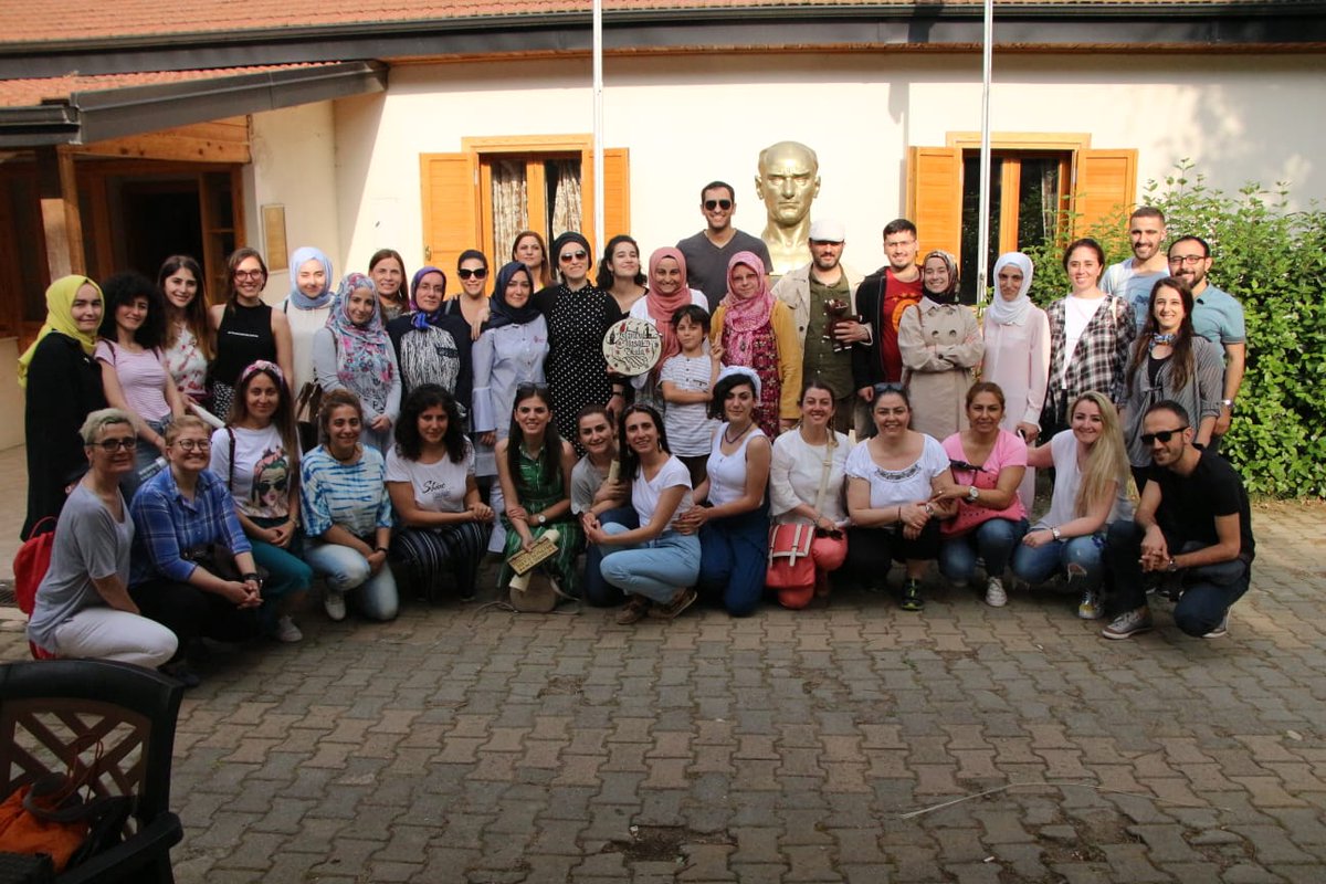 ArasTufek's tweet photo. İstanbul Masal Okulu'nda 9. Haftamızı geride bıraktık.
Herkes bayram tatili için yollara düşmüşken 50 öğrencimiz-sadece bir eksikle- okulumuzdaydık.
Ege Üni. Öğr. Gör. Seçkin Sarpkaya ve Kütüphane gönüllüsü Kevser Yılmaz ile tam 8 saat ders yaptık.
@memleventyazici 
@ziyaselcuk https://t.co/TIcf9s3rvi