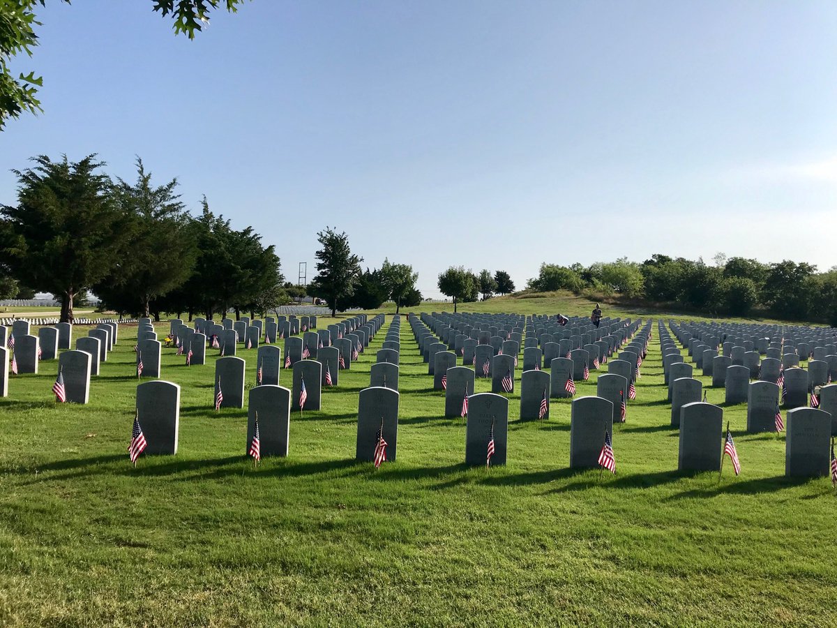 FPDJenkins's tweet photo. Today we had the pleasure of honoring #Veterans by removing flags at the #DFWNationalCemetery w/ β¦β¦#FlagsForFallenVets #SemperFidelis https://t.co/EQ6pGCXyTA