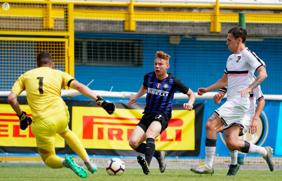 Inter_br's tweet photo. A base vem forte! Vitória de 1 a 0 no #InterPalermo com gol de Santoro! ⚽️
Os Nerazzurri terminam a temporada na 2ª posição e, em 11 de junho, disputam a semifinal da #Primavera1TIM de olho no Scudetto! 🏆
#InterYouth https://t.co/0CnIP28wUM