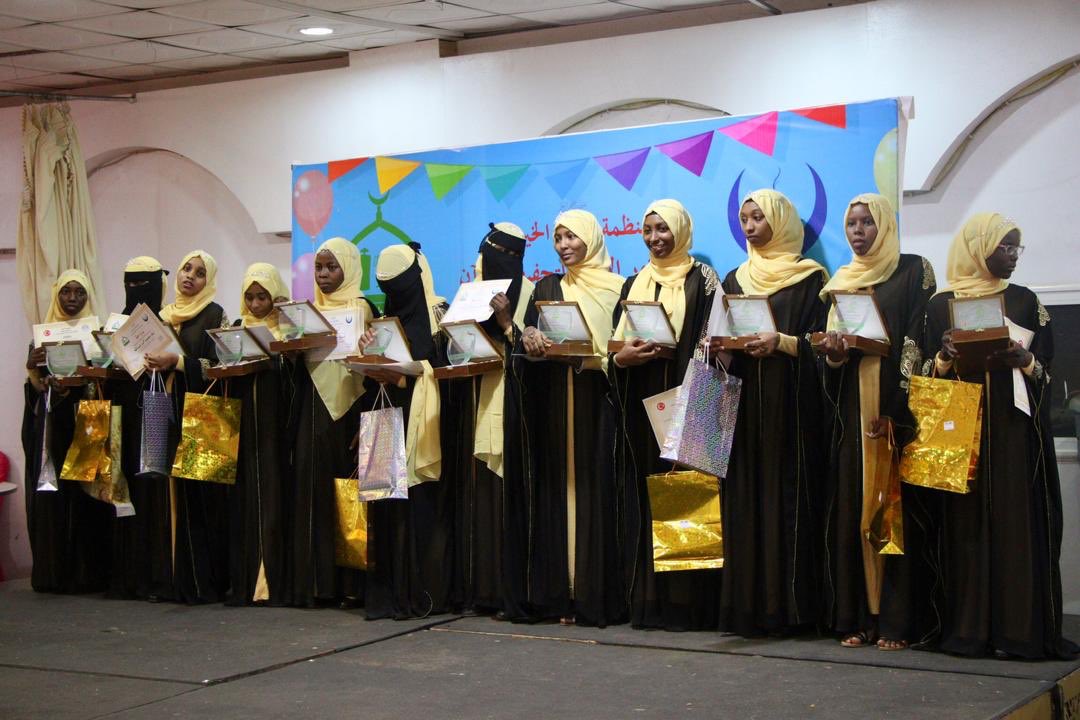 خلوة نور الإيمان لتحفيظ القرآن التابعة لوقف الخيرات بالسودان تحتفل بتخريج الدفعة الأولى من الحافظات بحضور الملحق الديني التركي بالخرطوم ومدير مدارس وقف المعارف التركي.