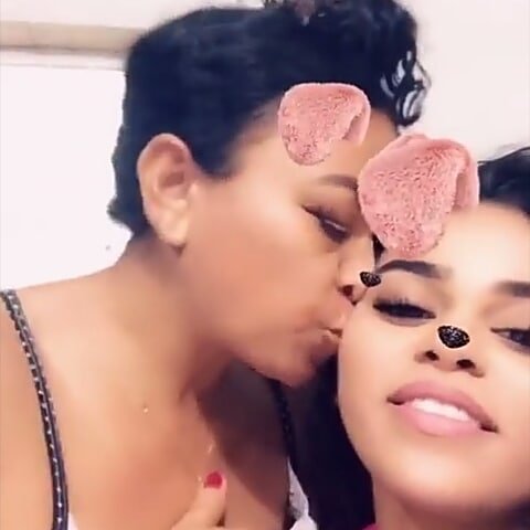 celiageorgevitc's tweet photo. Duas Rainhas lindas e calorentas ☀ 😍 dê meu cheiro ... Mamãe amaa...
Finalmente o bbzao está com a mamãe dela matando a saudade e nos tbm estávamos com saudade da dona Lindomar .👸👸
#BBB19 
#teamelana
#timeelana https://t.co/0e5IcxmeNm