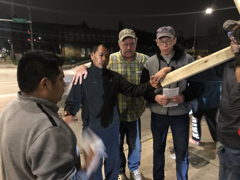 ChiUnitePray's tweet photo. Praying at 51st &amp; Ashland in the Back of the Yards community! #HandsAcrossChicago #BuildingBlocksofPeace https://t.co/qjTIMmSQX7