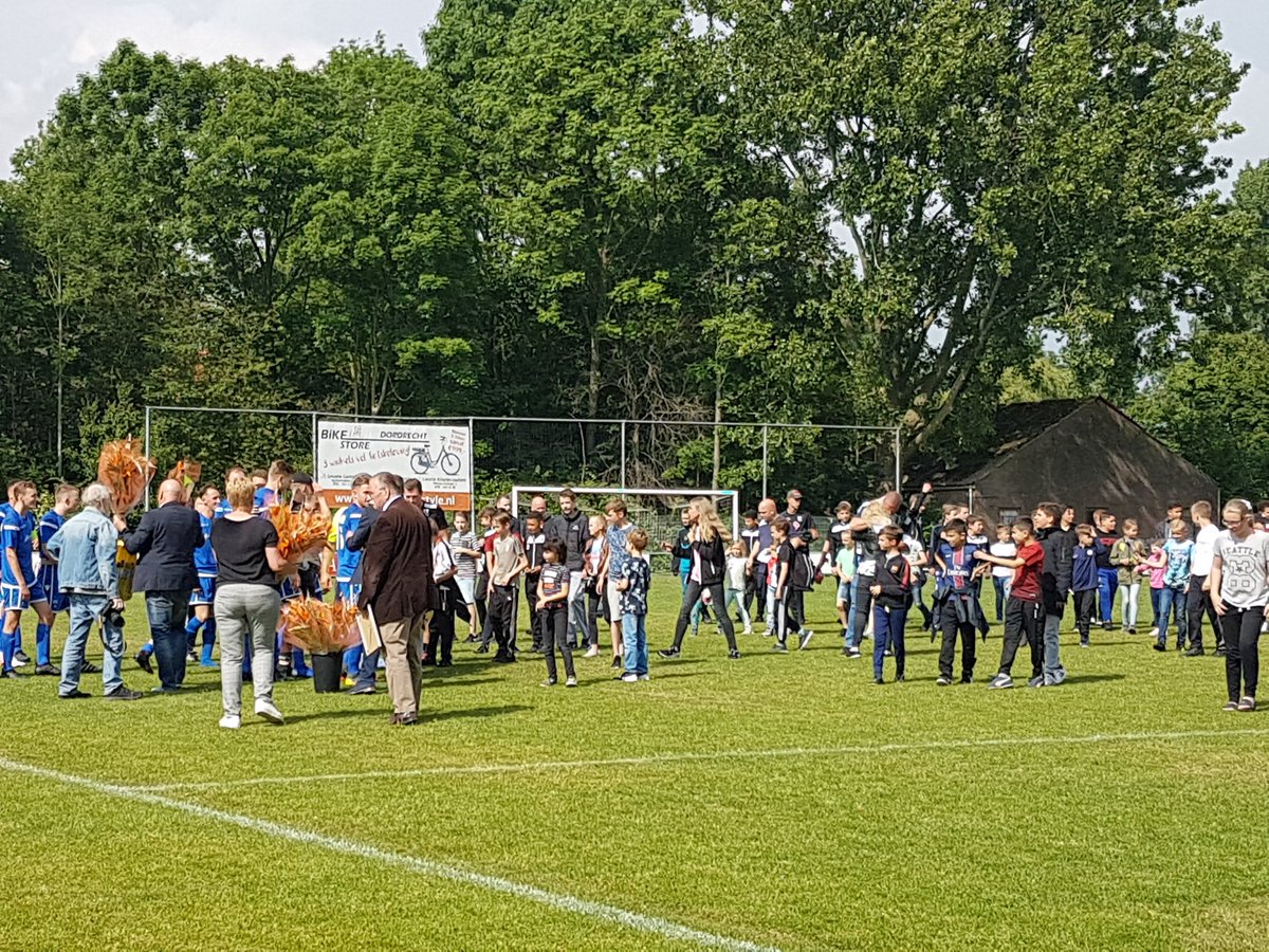 1_jo11's tweet photo. Het hele team was erbij om ze aan te moedigen. Gefeliciteerd @vvWieldrecht #kampioen! https://t.co/5x6M0cGBoE