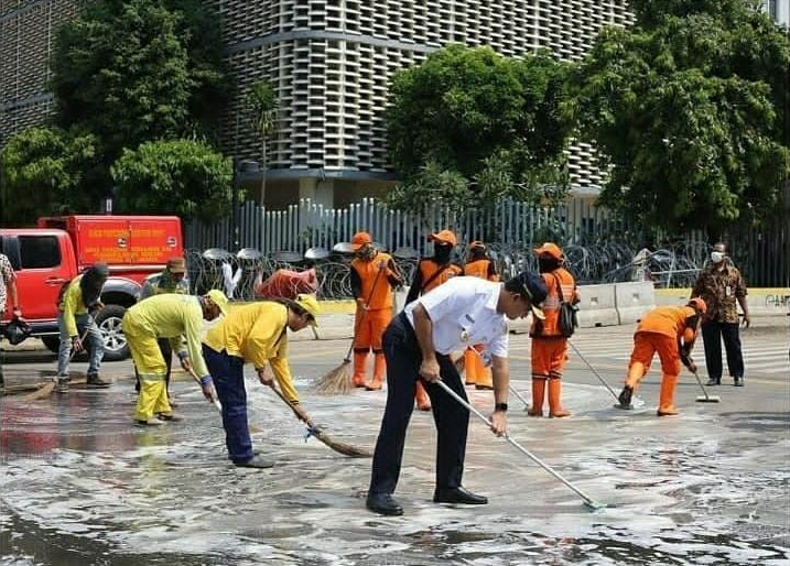 Kanseulir's tweet photo. Semua Media TV diam saat Pak Gubernur Anis Baswedan ikut andil membersihkan jln protokol MH Thamrin bersama tim kebersihan,

berbeda dgn zaman A**k, semua aktifitas A**k disiarkan di layar kaca hampir setiap hari, kenapa ya?

ayoo bantu viralkan kebaikan hati nurani Pak Anis https://t.co/CRNNoTsINM