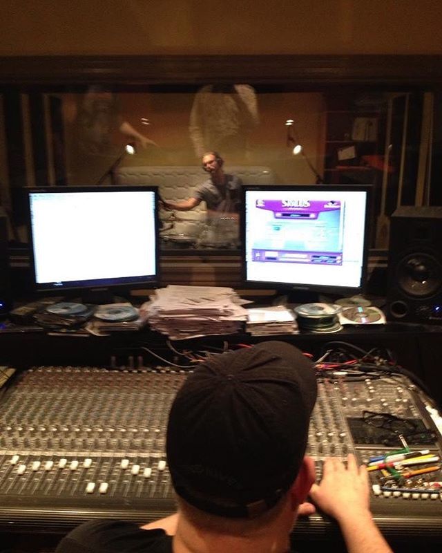 GrandFormatBand's tweet image. AJ tracking drums for our first EP six years ago #karatebears bit.ly/2YOc22s