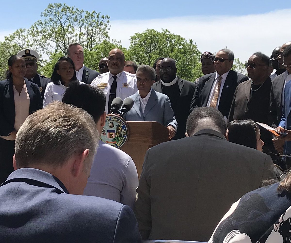 ChiUnitePray's tweet photo. Thursday’s press conference on safety in our city led by Mayor Lori Lightfoot. Pastor Eaddy explains the partnership between the church, city and Police began for this weekend! #HandsAcrossChicago #BuildingBlocksofPeace https://t.co/E7Y67cfiUA