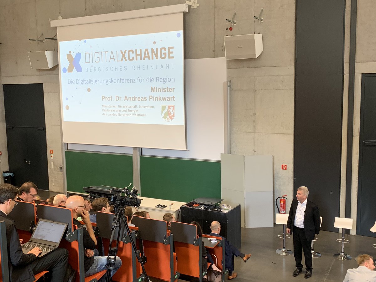 t_winterberg's tweet photo. Minister Pinkwart hält als Schirmherr des #digitalxchange19 die Keynote. Danke! #bergischesrheinland #innovation https://t.co/GGuhcrB5cD