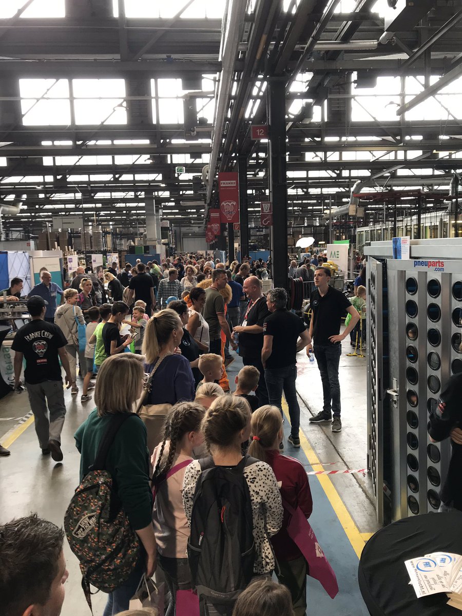 Drukke bedoening en veel kinderen tijdens #DTW2019, #hightechhelmonddepeel, #trotsophelmond.