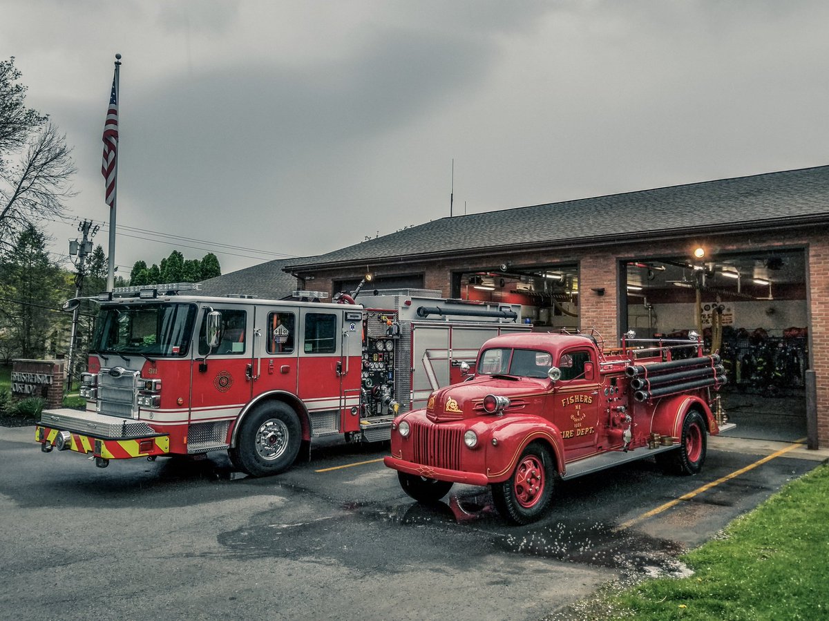 IAFF_4907's tweet image. Fishers Engine 911 and her great great great grandmother. 

#IAFF #FireDepartment #EngineCo #FishersFire #FishersNY #Victor #VictorNY #TBT #ROC #History #Union