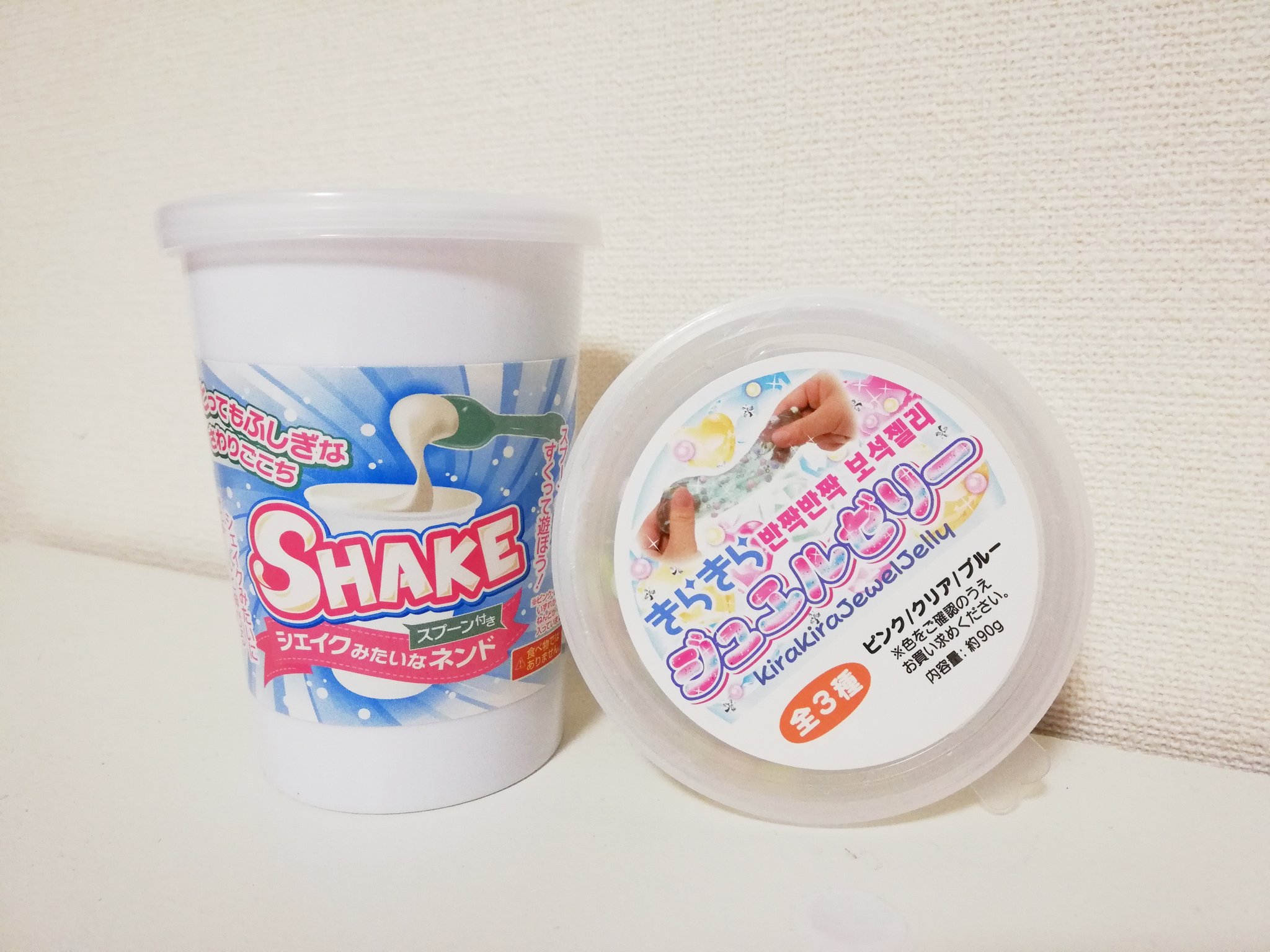 ちま A Twitter セリアでスライム買ってみた ˊo 息子を寝かしつけて夜な夜な遊んでるけど シェイクは気持ちいいけどもろ紙 粘土w 韓国スライムとやらは冷たくてひんやりしていい感じ 語彙力 T Co Btjtod3ami Twitter