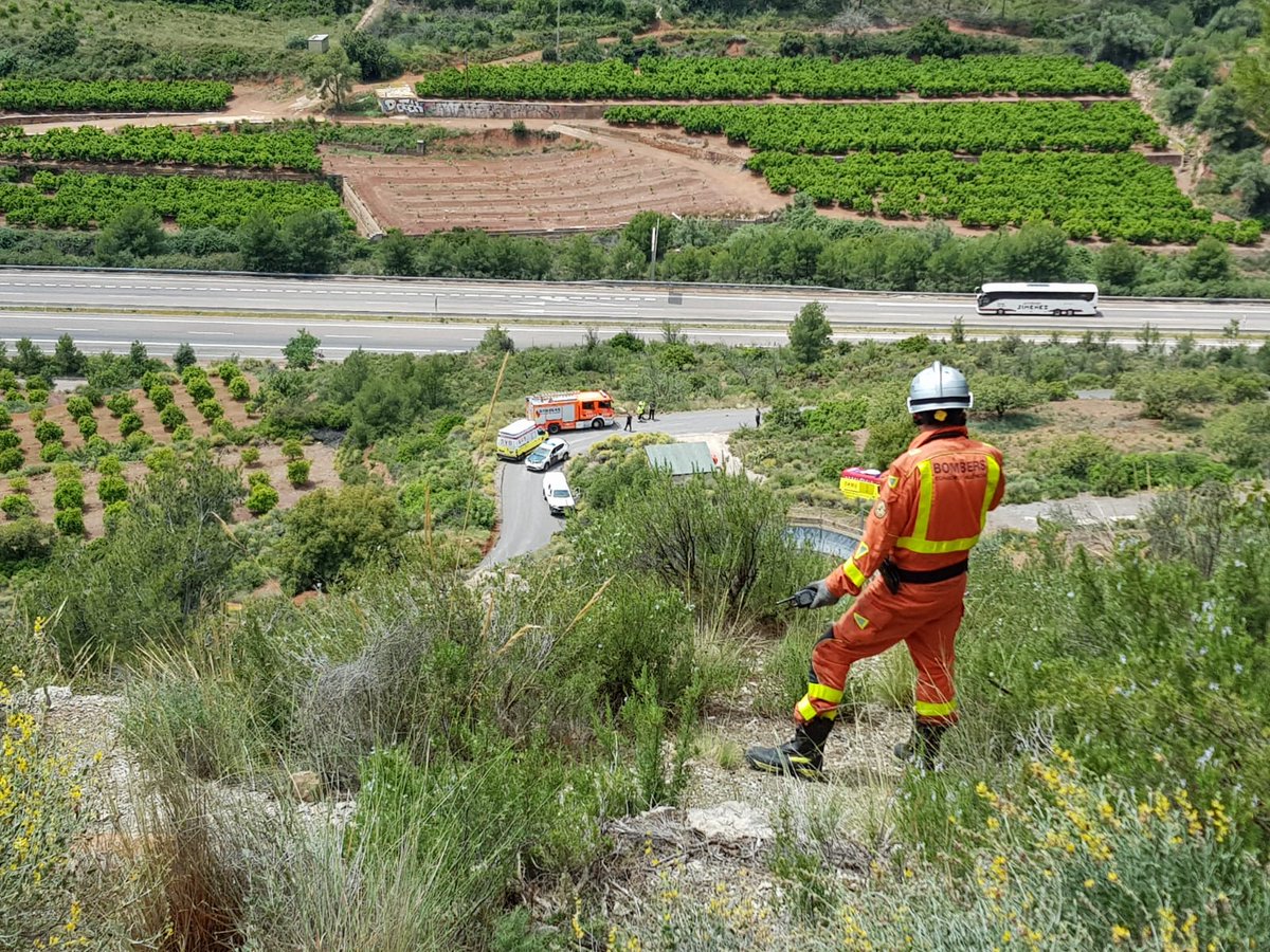 BombersValencia's tweet photo. 12h. Rescat d'un escalador lesionat en Algimia d'Alfara. Es mobilitzen bombers Sagunt, coord forestal, U. #BombersForestalsGV i Grup Especial de Rescat en Altura (GERA) amb #helicòpterGVA. L'home havia caigut d'una altura de 6m i ha sigut traslladat a ambulància amb l'helicòpter https://t.co/YXzanrOJvO
