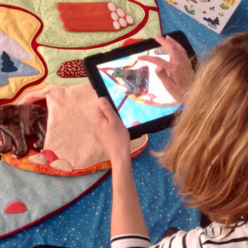 sourisetgrise's tweet photo. Toutes premières images des #HistoiresVoyageuses, une #invention Souris Grise qui mêle #tablette, #tapis et #tablier de lecture! Avec des bibliothécaires du Tarn&Garonne et Jérôme Louiche, co-auteur des #HistoiresVoyageuses. A découvrir sur notre stand au congrès #ABF #congresABF https://t.co/bxnP5Prgc5