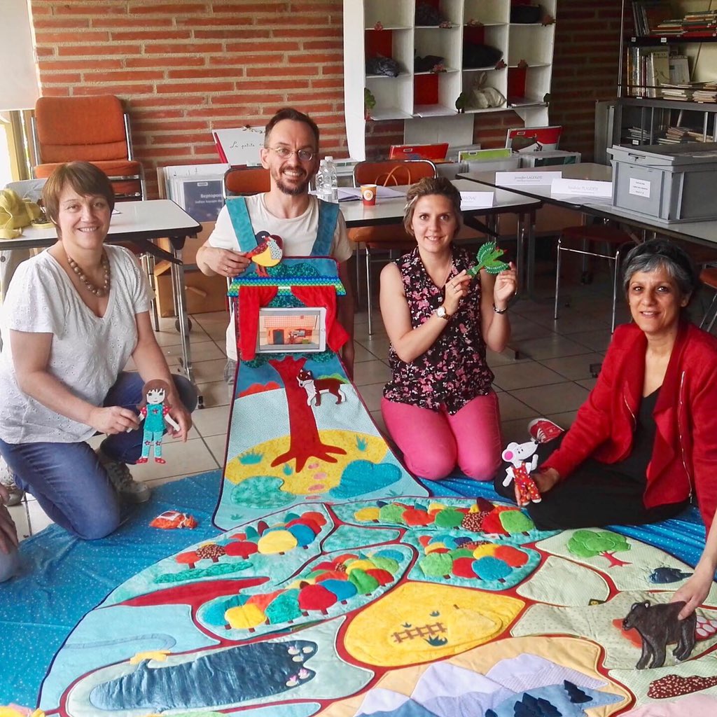sourisetgrise's tweet photo. Toutes premières images des #HistoiresVoyageuses, une #invention Souris Grise qui mêle #tablette, #tapis et #tablier de lecture! Avec des bibliothécaires du Tarn&Garonne et Jérôme Louiche, co-auteur des #HistoiresVoyageuses. A découvrir sur notre stand au congrès #ABF #congresABF https://t.co/bxnP5Prgc5