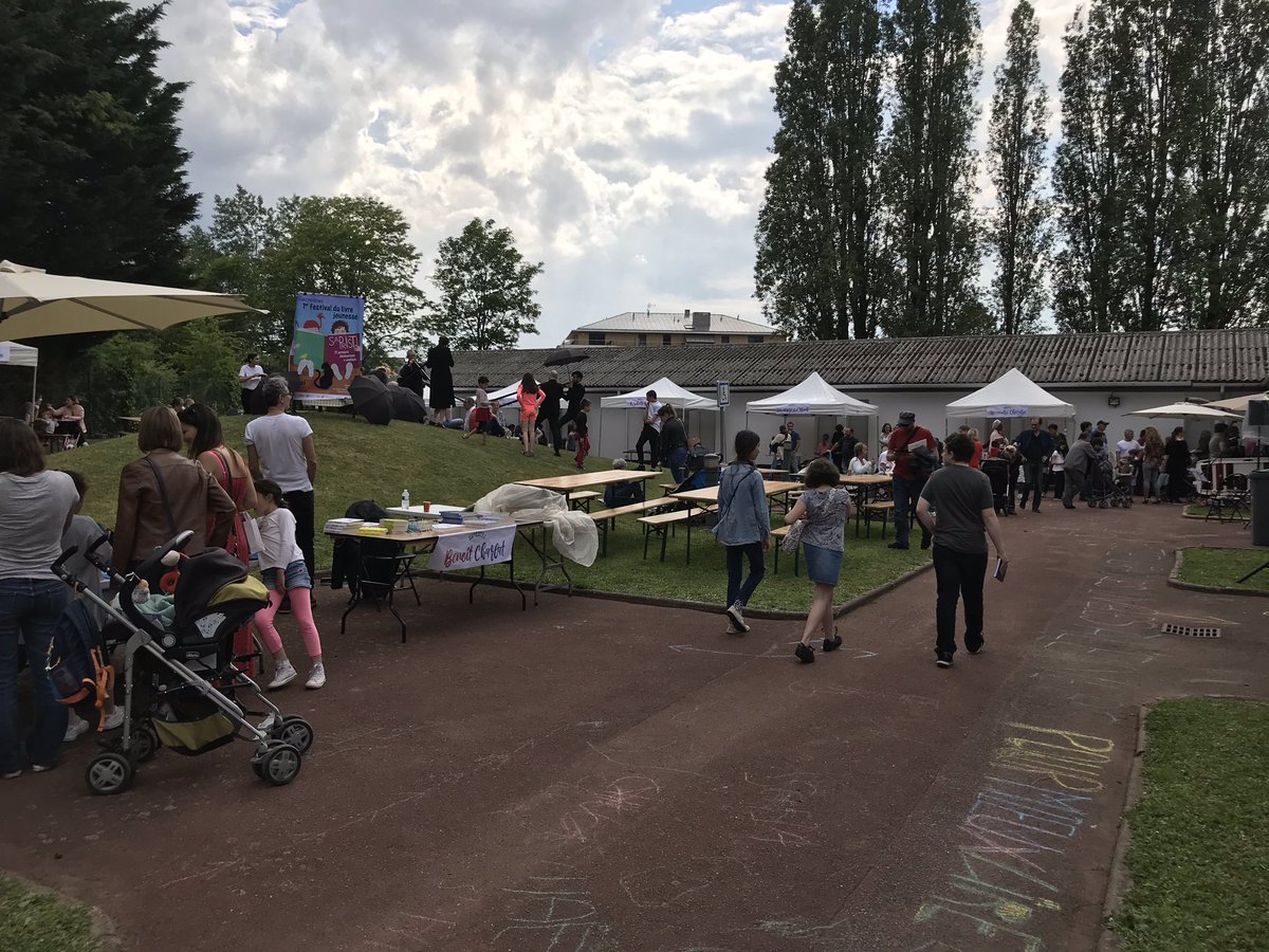 srabany's tweet photo. Toujours autant de monde au premier festival du livre jeunesse organisé à @Villecresnes par la librairie d’Alexandra Aux fils des pages. Un grand bravo et merci à tous les bénévoles et tous les auteurs présents qui dédicacent avec de très belles illustrations personnalisées. https://t.co/xxqENB3YlH