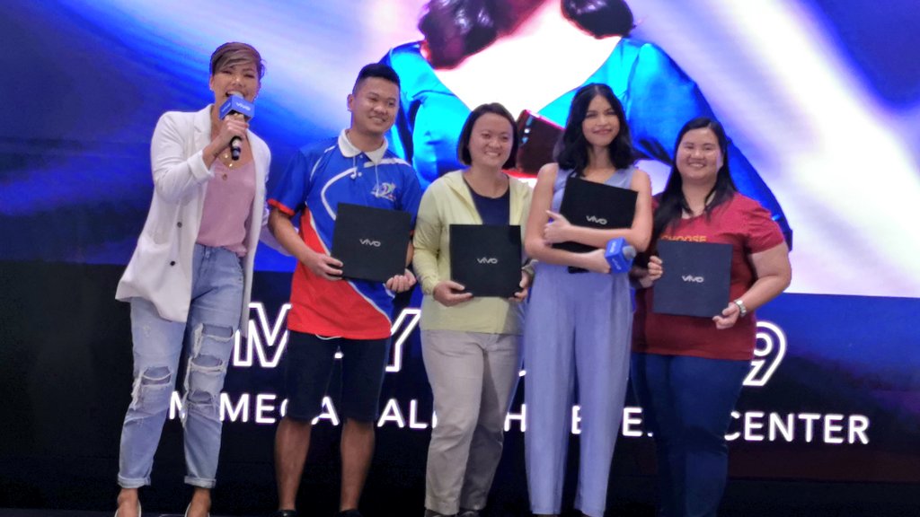 ChikkanessAve's tweet photo. ATM: #MaineVivoLaunchMegamall #MaineVivoV15MallShow https://t.co/C4AiYgclaH