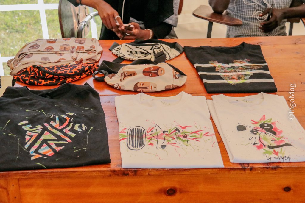 IngoMagazine's tweet photo. Avec un projet déjà en cours de concrétisation,Kelly Nkurikiye, une passionnée de l'art/peinture a su séduire le jury par ses t-shirt et sacs aux dessins paints à la main.Elle a remporté le 1er prix,le seul, dans la catégorie de "Visual and Creative art" #LightAwards2019 #Burundi https://t.co/FI2AKfoYmU