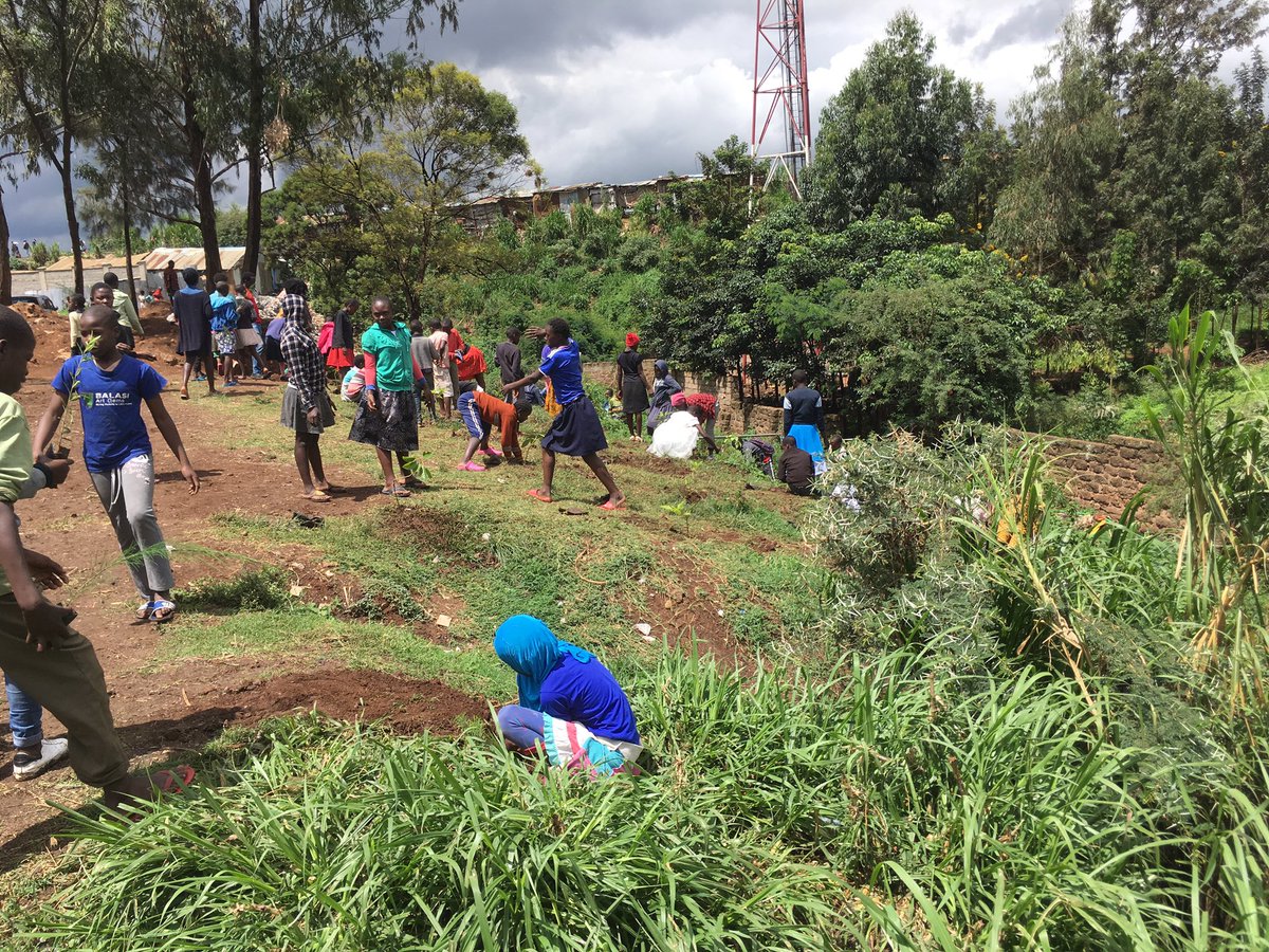 MitiAlliance's tweet photo. @MikeSonko Thank you for the work you are doing Gov. @MikeSonko we can make Nairobi green.This is the river next to Raila Educational Centre. With your help we can beautify this section if the garbage can be collected. #MitingKibra @JohnGachora @MaryAnne_Mwaura @magicalkenya @Environment_Ke https://t.co/5S0zDE2Ksk