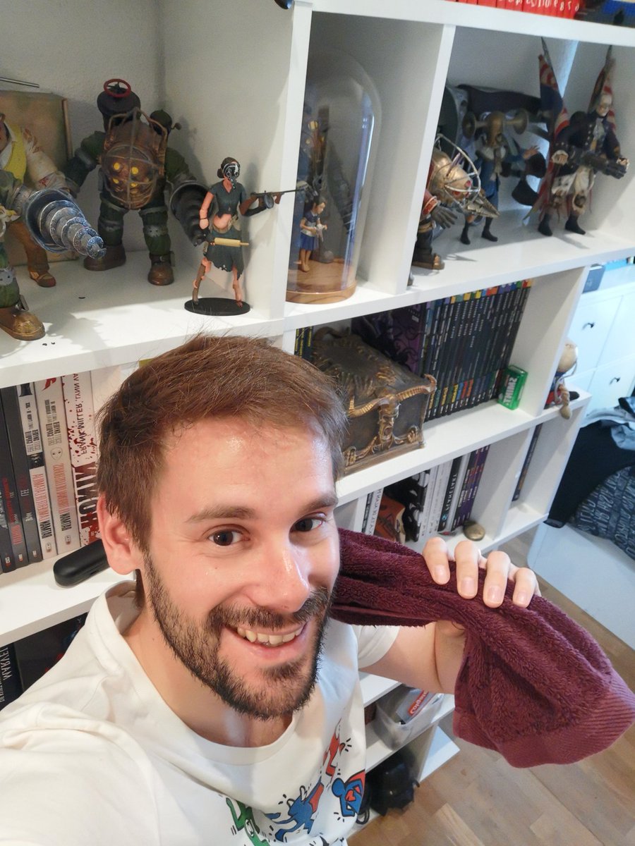 ElDistopista's tweet photo. Don't panic and carry a towel! 
¡Feliz #DiadelOrgulloFriki! 
@VASSTALENT
#20conVASS #DiaMundialdelOrgulloFriki https://t.co/Mp9KqjRrsP