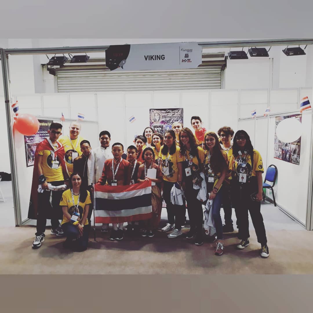 robokodizmir's tweet photo. #RoboKodHighFive takımımız #firstlegoleague Open International Turkey 2019 turnuvasına katılan takımları ziyaret ediyor.
#GeleceginiKodla #scienceishope #scienceunites #umutbilimde #bilimbirleştirir
@izmireba @izmir_ilmem @izmirkalkinma
@BilimKahraman
@egitimbilisim @tcmeb https://t.co/zwFAREM5Rw