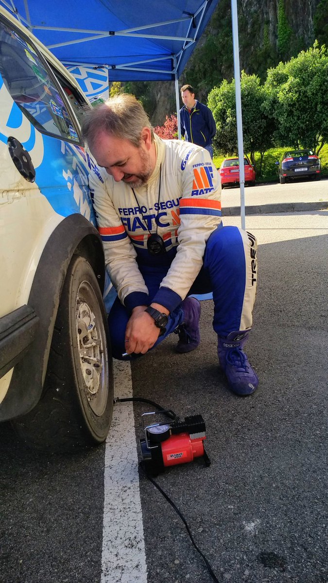 Aquí vemos a Miguel Ángel García, copiloto de su hermano Félix, ajustando la presión de los neumáticos de su VW Golf GTI con el que ruedan séptimos del CERVH y del Trofeo de Asturias tras la disputa del TC-5 Pravia