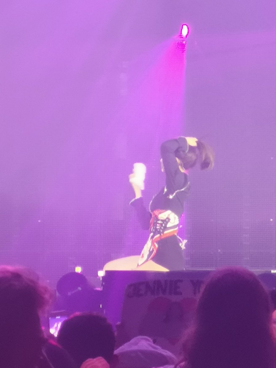 _Suchada_Fa's tweet photo. นี้คือท่าซับเหงื่อของยัยเกี๋ยวแหละ #BLACKPINK #BLACKPINKinBerlin #Jennie https://t.co/AXgok1exqd