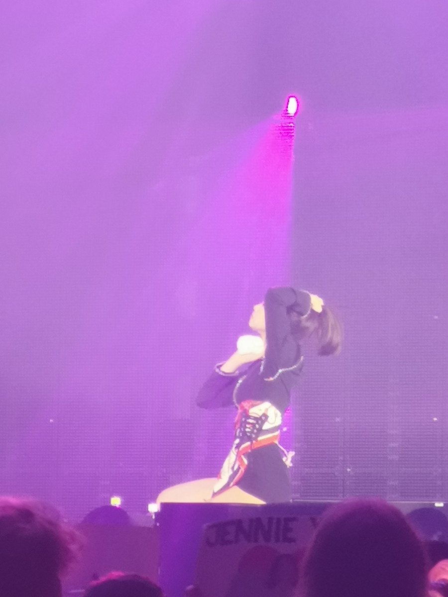 _Suchada_Fa's tweet photo. นี้คือท่าซับเหงื่อของยัยเกี๋ยวแหละ #BLACKPINK #BLACKPINKinBerlin #Jennie https://t.co/AXgok1exqd