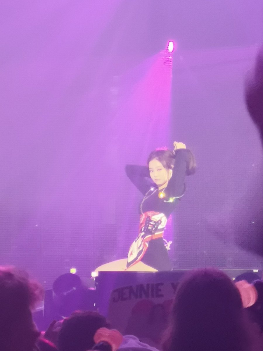 _Suchada_Fa's tweet photo. นี้คือท่าซับเหงื่อของยัยเกี๋ยวแหละ #BLACKPINK #BLACKPINKinBerlin #Jennie https://t.co/AXgok1exqd