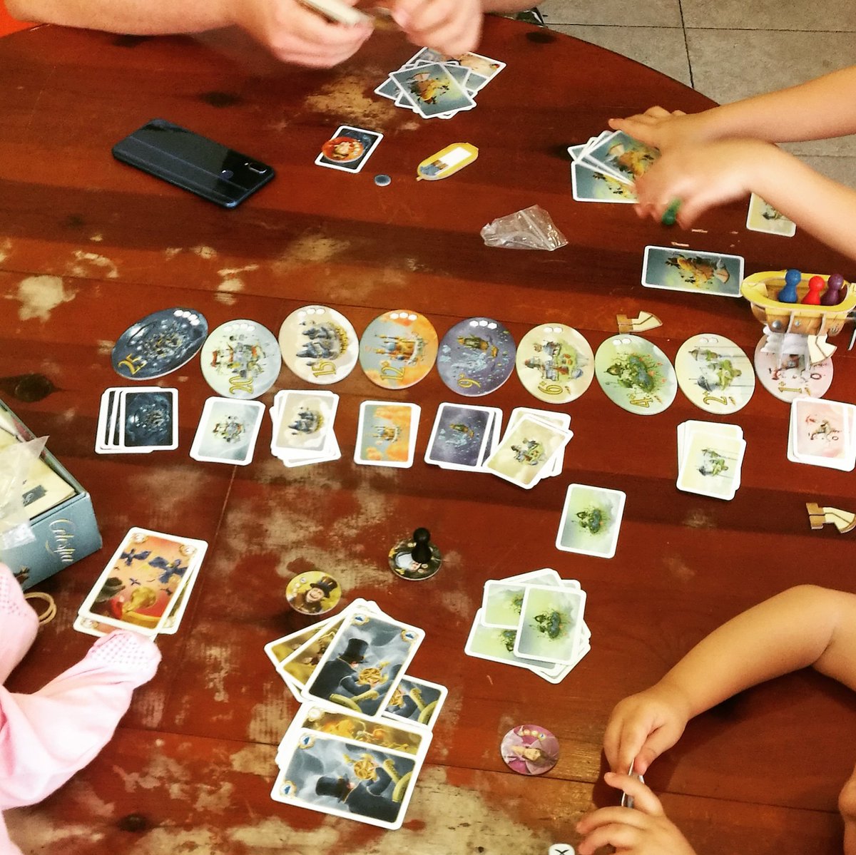 R_Mico_C's tweet photo. En el día del Orgullo Friki un poco de Celestia con niños en la sede de @ludereaude
#juegosdemesa #DiadelOrgulloFriki #celestia #mividaconniños #miniFran #Alicia https://t.co/Rj5eMQlcmj