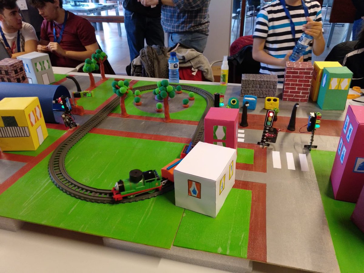 dainaisard's tweet photo. Assistim a la XI Jornada de programació i robòtica educatives #JPRE19 Esperem que trobeu interessant el nostre projecte de #smartcity amb l’alumnat de 2ESO https://t.co/ehucsrv9IX