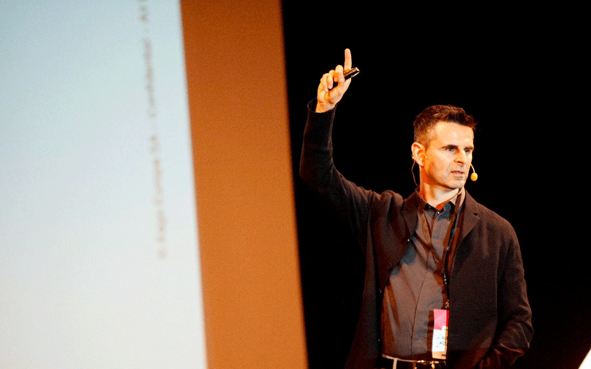 La_Content's tweet photo. .@agostini_ale - «Sempre più utenti anziché digitare, fanno la ricerca vocale. Siamo arrivati a un livello di fiducia estrema verso Google, nonostante ti stia dicendo che hai sbagliato». #LAcontentAcademy19 #RaccontaLA https://t.co/WxeXTHDkxR