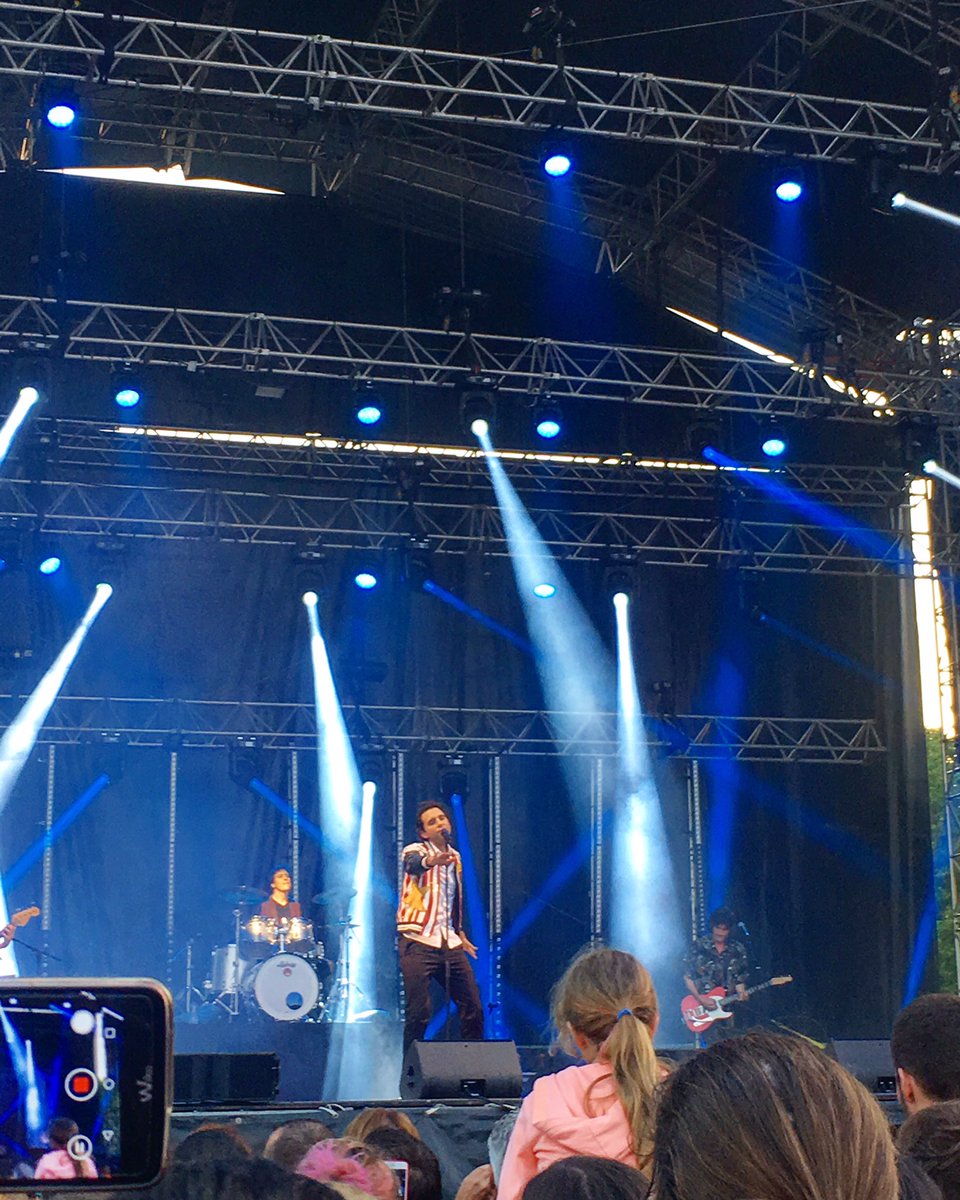 MChruff's tweet photo. Une soirée magique hier soir au #WisFest de Bordeaux avec le concert de @VirginRadiofr #Virginradiolive 
Quel bonheur de retrouver @mikasounds sur scène 😍 https://t.co/eEtgRdf65J