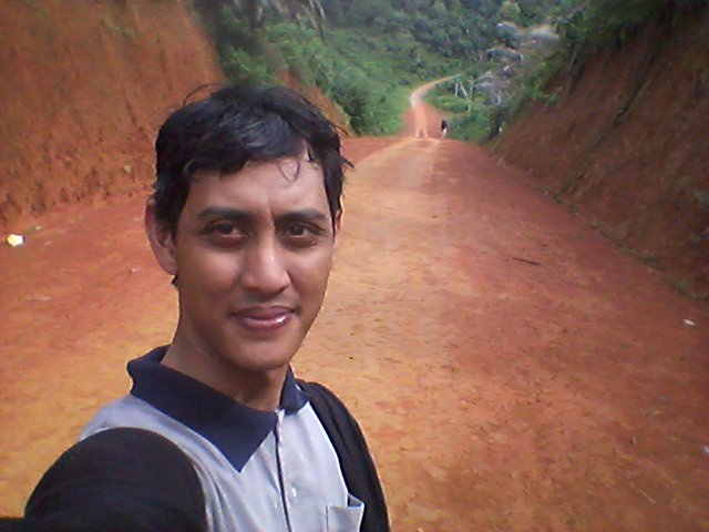 Riyan1214's tweet photo. masih tanah merah....licinnya bukan main https://t.co/jRn3EF0L1q