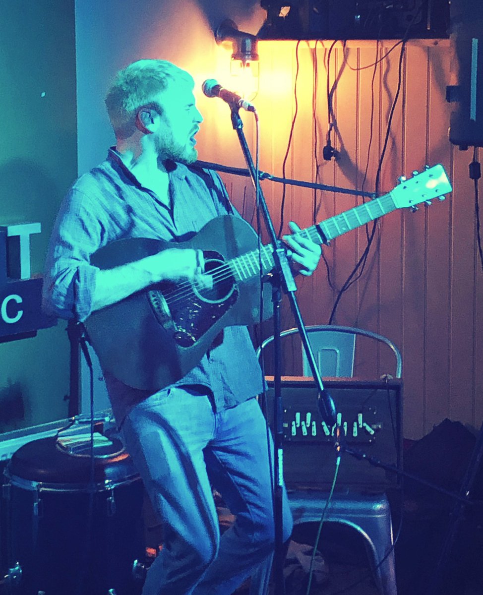 tafarnyfic's tweet photo. Arenig - albwm newydd wych @GwilymBowenRhys . Gwilym ac Elidyr Glyn yn perfformio’n Llofft neithiwr! #gwilymbowenrhys #arenig #elidyrglyn #Llofft @Llofft https://t.co/wGCRIh7Pdq