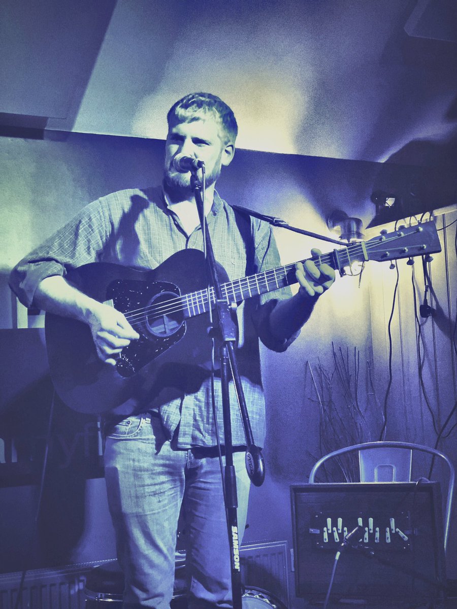 tafarnyfic's tweet photo. Arenig - albwm newydd wych @GwilymBowenRhys . Gwilym ac Elidyr Glyn yn perfformio’n Llofft neithiwr! #gwilymbowenrhys #arenig #elidyrglyn #Llofft @Llofft https://t.co/wGCRIh7Pdq