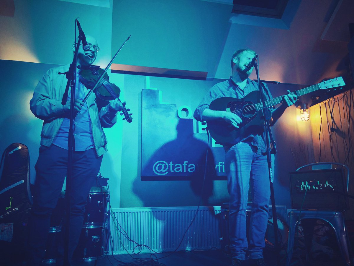 tafarnyfic's tweet photo. Arenig - albwm newydd wych @GwilymBowenRhys . Gwilym ac Elidyr Glyn yn perfformio’n Llofft neithiwr! #gwilymbowenrhys #arenig #elidyrglyn #Llofft @Llofft https://t.co/wGCRIh7Pdq