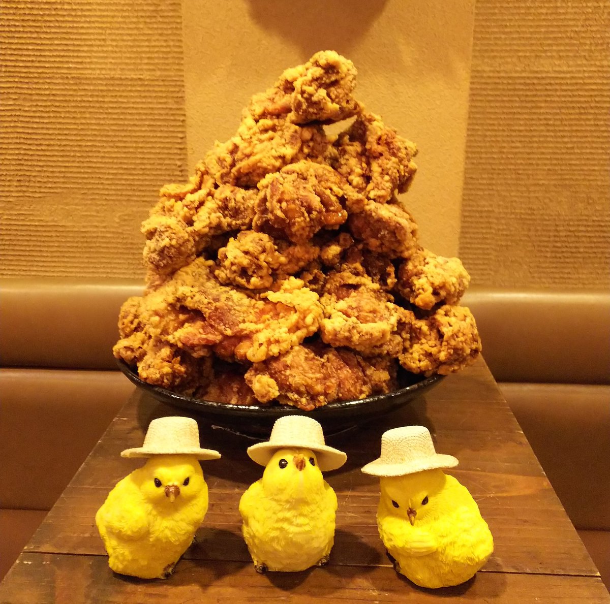pommier1484's tweet photo. 🍎第5回でございます✨🐥✨

ポミエをフォロー、このツイートをいいね＋リツイートしてくれた方に１名様にだけ🐥が強制的にカラアゲ(生)10キロを送りつけます✨🐥✨

🆒で行くので解凍しお揚げください✨🐥✨

厳選なる抽選(🐥の独断と偏見)のもと決定致します✨🐥✨

🍎6月1日(土)まで✨🐥✨ https://t.co/VjQGqWO0Ot