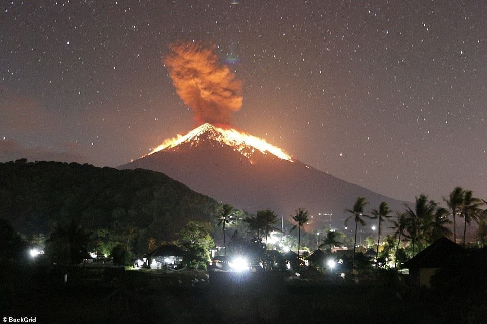 Ces derniers jours, plusieurs volcans majeurs, sous étroite surveillance et à plusieurs endroits séparés de plusieurs milliers de kilomètres, sont entrés en éruption.

Le dernier en date, il y a quelques heures à #Bali #Agung #MountAgung en #Indonésie.