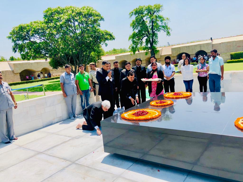 All the three Election Commissioners and senior officials of the Election Commission of India also went to Rajghat to seek blessings of the Father of the Nation after the conclusion of the Elections.
