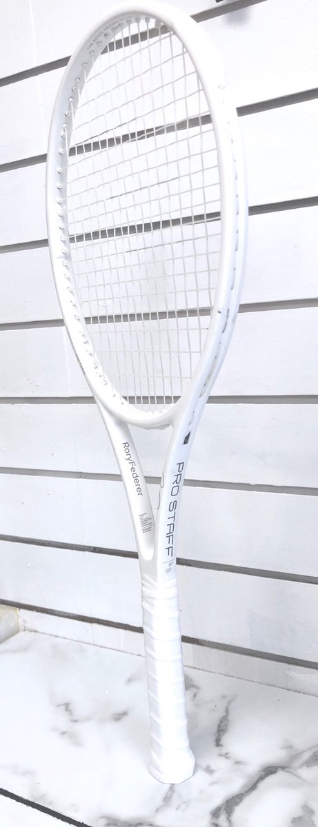 ohanloncmr's tweet photo. Look at my new magician’s wand. Thanks to ⁦@JamesColhoun5⁩ and ⁦@WilsonTennis⁩ for the stringing and customisation. Here’s hoping ⁦@rogerfederer⁩ takes inspiration for ⁦@Wimbledon⁩ 2019 https://t.co/1PywBRAtTy
