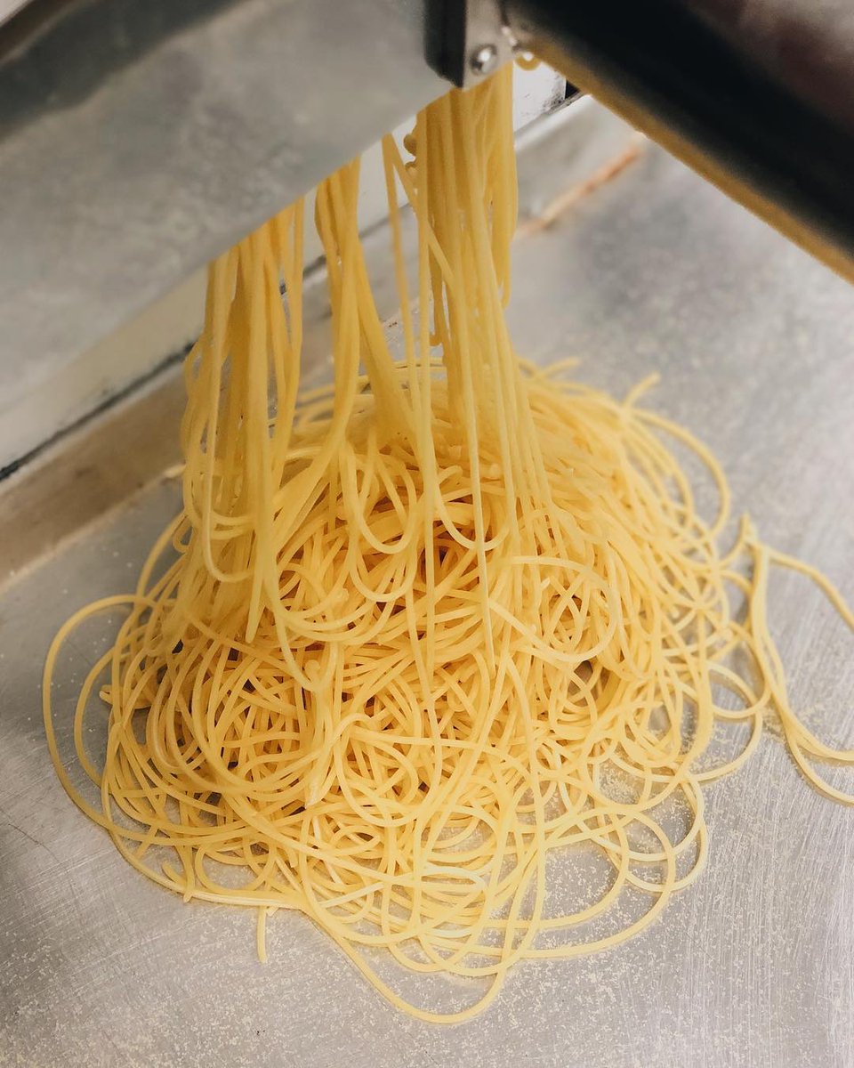 CRUST_GUAM's tweet photo. 毎日厳選小麦から手作り！コシのある味わい深いパスタが極上の味を引き立てます🍴🍴 https://t.co/wqsOBeMbha   #グアム #ピザ #ランチ #イタリアン #ライブ #Guam #pizza #クラスト #크러스트 #피자  #インスタグアム #インスタ映え #カクテル #薪窯ピザ #生パスタ https://t.co/hWqjrMSndt