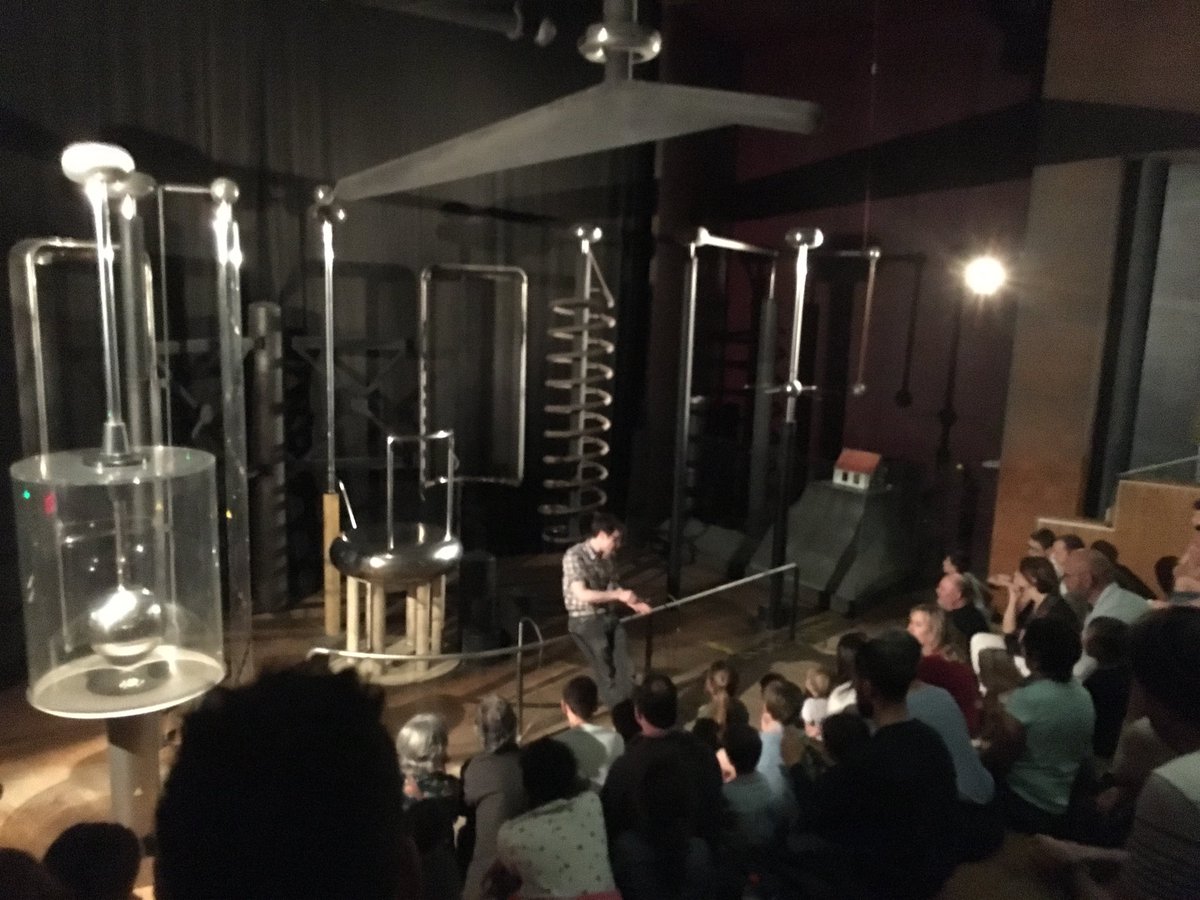 HassanClif's tweet photo. Un exposé d'#electrostatique maintenant, animé par un doctorant au ⁦@palaisdecouvert⁩. Il y aura deux autres cet am: 15h et 17h. Idem pour dimanche : 13h, 15h et 17h. https://t.co/IVRzPjyFla